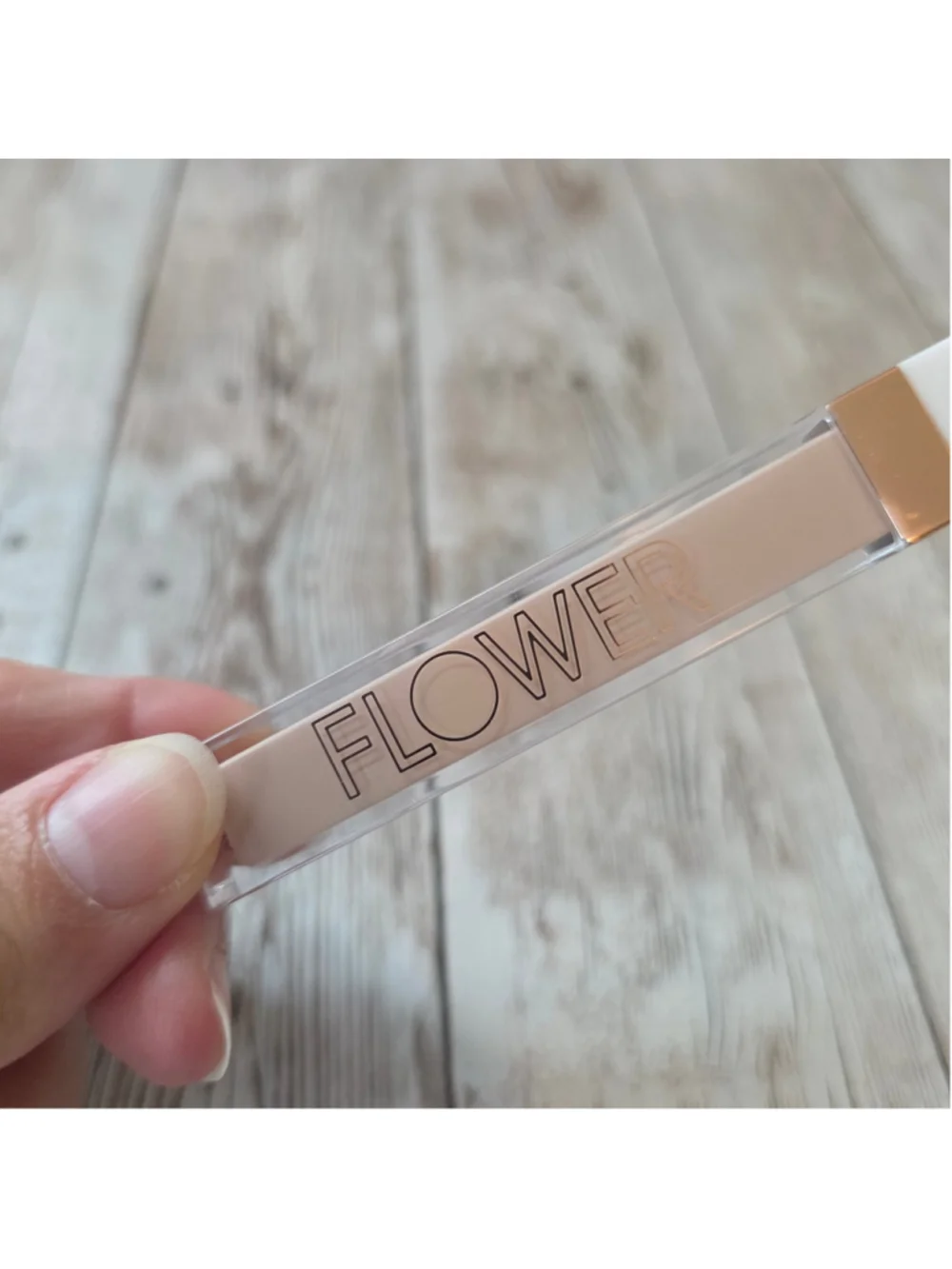 NWOT Flower Beauty Light Illusion Concealer Beige